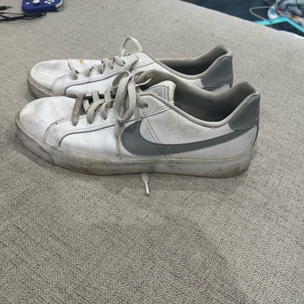 Men’s Nike court royale